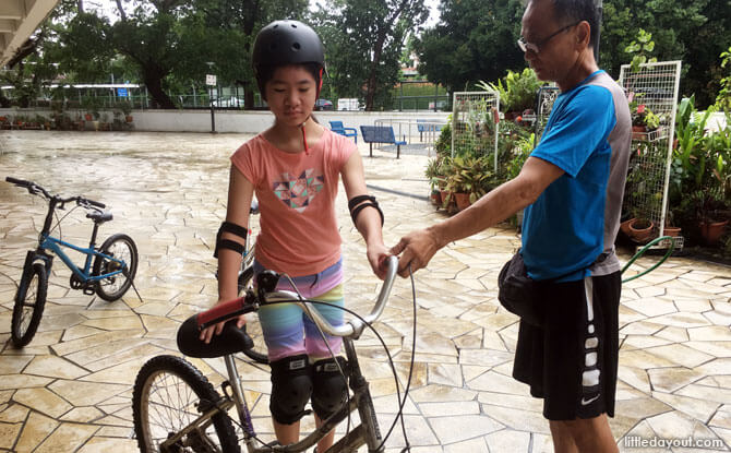 Starting a cycling lesson in Singapore at Hon Kah Trading