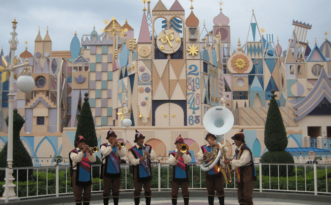 5 Must-Do Attractions To Visit On A Hong Kong Family Vacation Hong Kong Disneyland Resort