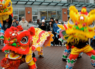 Expert Advice: Help, What Should I Do If My Child Is Frightened of Lion Dances? Lion dance performers