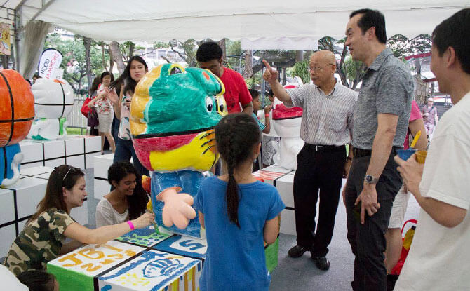 Painting a community Singa bench