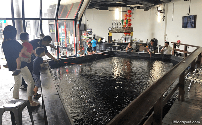 Prawning at Fish@Bugis+: Rooftop Fun with Prawns (Plus Longkang Fishing) Prawning pond at Fish@Bugis+