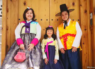 Korea With Kids: Family Fun In Seoul With Theme Parks, Hanboks And Spectacular Sights e001-Family-in-Hanbok