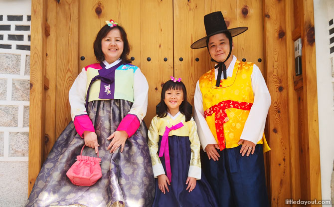 Korea With Kids: Family Fun In Seoul With Theme Parks e001-Family-in-Hanbok