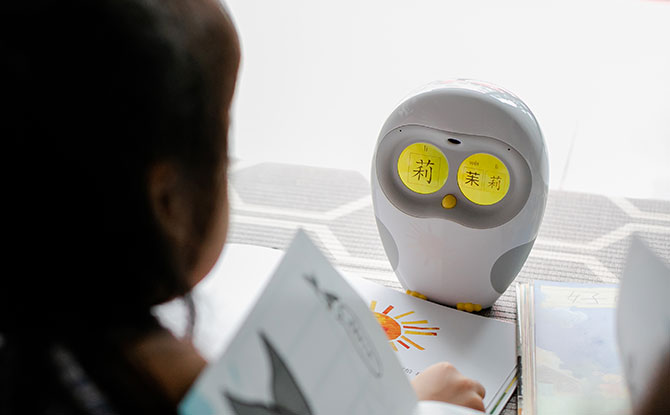 Luka Reads: The Multilingual Reading Robot That Reads, Sings And Communicates 1 Luka the Reading Robot