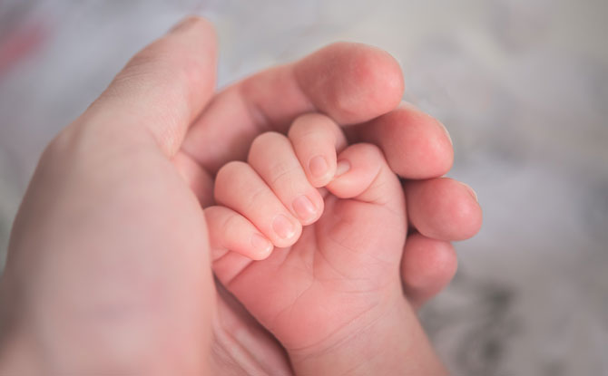 e01-newborn-credit-unsplash How To Support New Parents: What Parents With New Babies Wished Visitors Knew