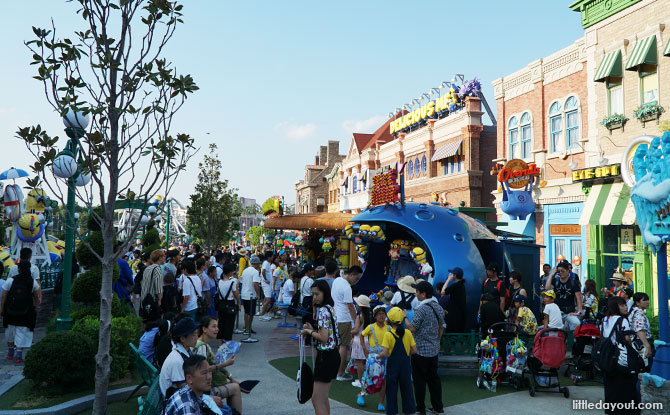 Crowds at Minion Park, USJ