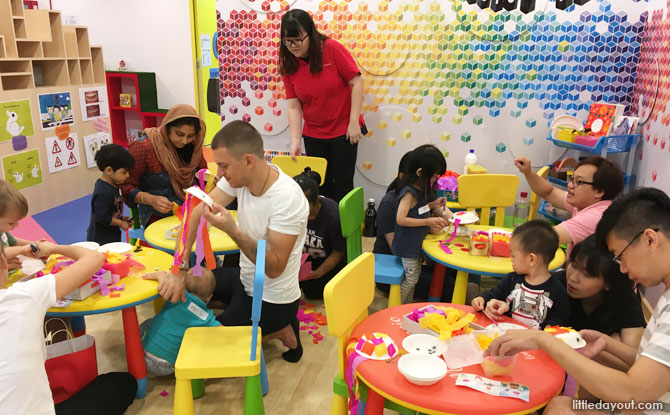 Families found the treasure – sea jelly – by making it themselves at the colourful art corner of MindChamps PreSchool @ Concorde Hotel (Orchard). The craft session was taught by MindChamps teacher Miss Shi Yan.