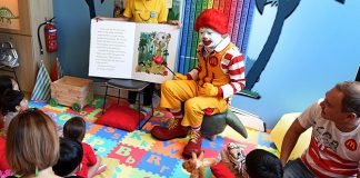 e2-Ronald-McDonald-conducting-a-storytelling-session-at-McDonald's-Marine-Cove