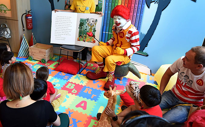 e2-Ronald-McDonald-conducting-a-storytelling-session-at-McDonald's-Marine-Cove