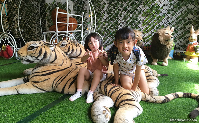 The little one and her cousin had fun riding on a “pumpkin carriage”, hanging out with “safari animals” and posing with Snow White and the seven dwarfs. The admission fee was RM$3 per person.