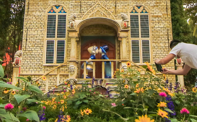 Kissing couple at Flower Dome