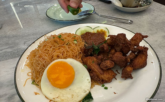 Dry Mee Siam with Chicken Berempah Leg