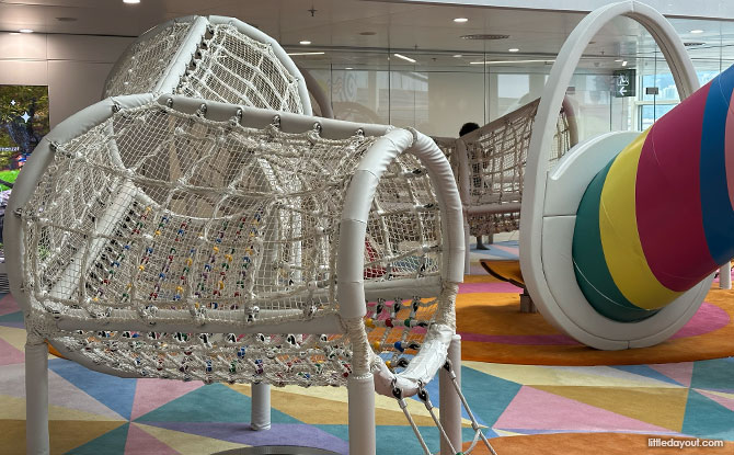 Hong Kong Airport Wonder Eggshell: Playground For Kids 2 curved net tunnel