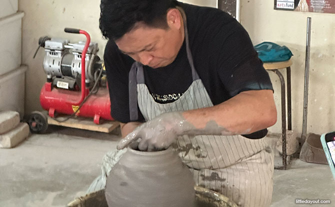 Jalan Bahar Clay Studios: Guan Huat Dragon Kiln & Artist Community 11 Artist at work