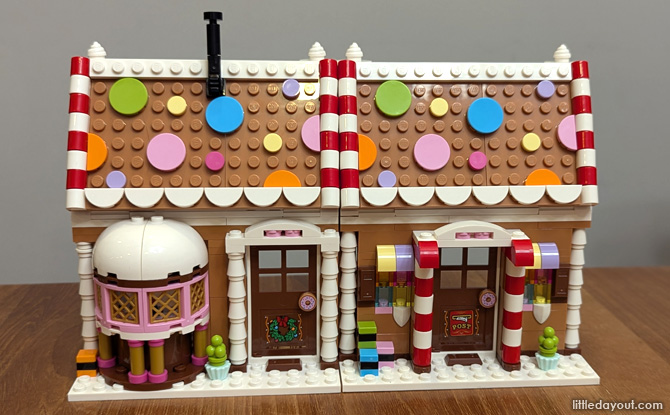 LEGO 40809 Festive Gingerbread House Review 5 With the gingerbread house opened up, you will be able to admire the dollhouse-esque interior.