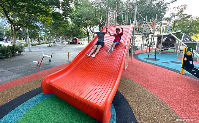 Marina Bay Playground: Exciting Play Hills In The City 6 The Mighty Descent: Massive Slide for a Family-Side-Together Play