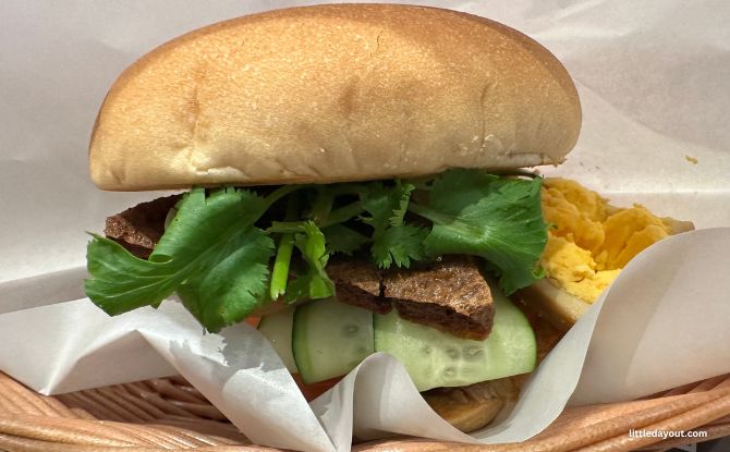 MOS Burger Teochew Braised Duck Burger: Taste Test 1 MOS Burger Teochew Braised Duck Burger