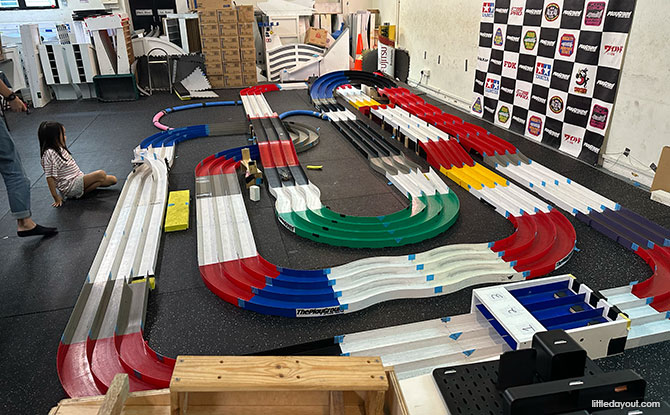 The Playground: 4WD Car Racing Track & Beyblades