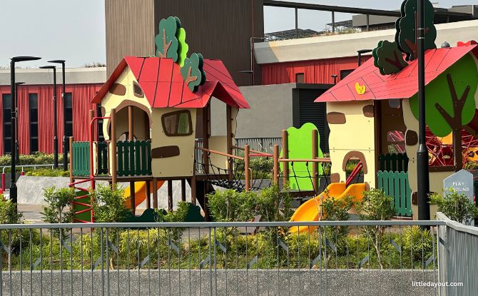 UrbanVille @ Woodlands Playground: Attap Hut & Box Tower 5 Houses Playground
