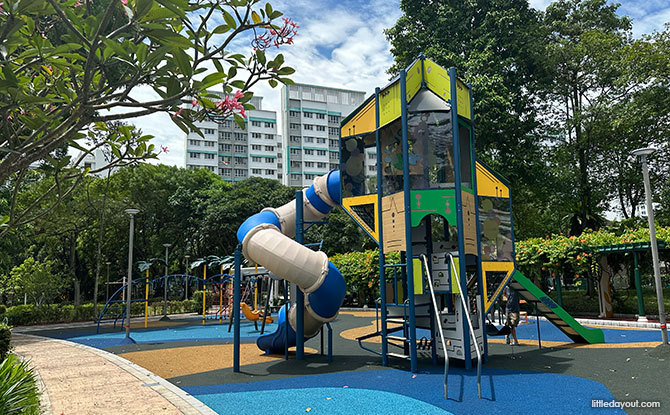 Woodlands Crescent Park: Half-Moon With Viewing Deck & Playground